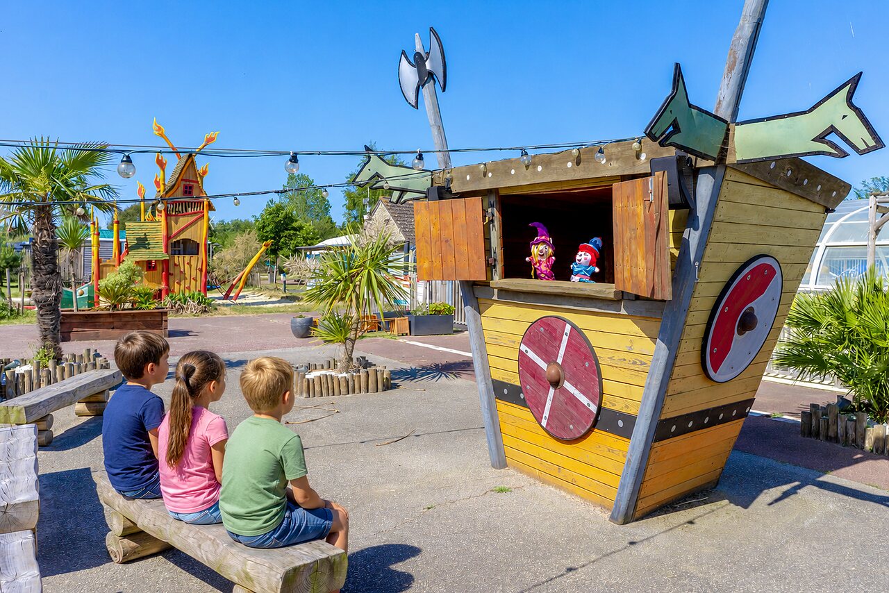 Poppenkastvoorstelling voor kinderen op camping CAPFUN Golf in SAINT JEAN DE LA RIVIERE (50).