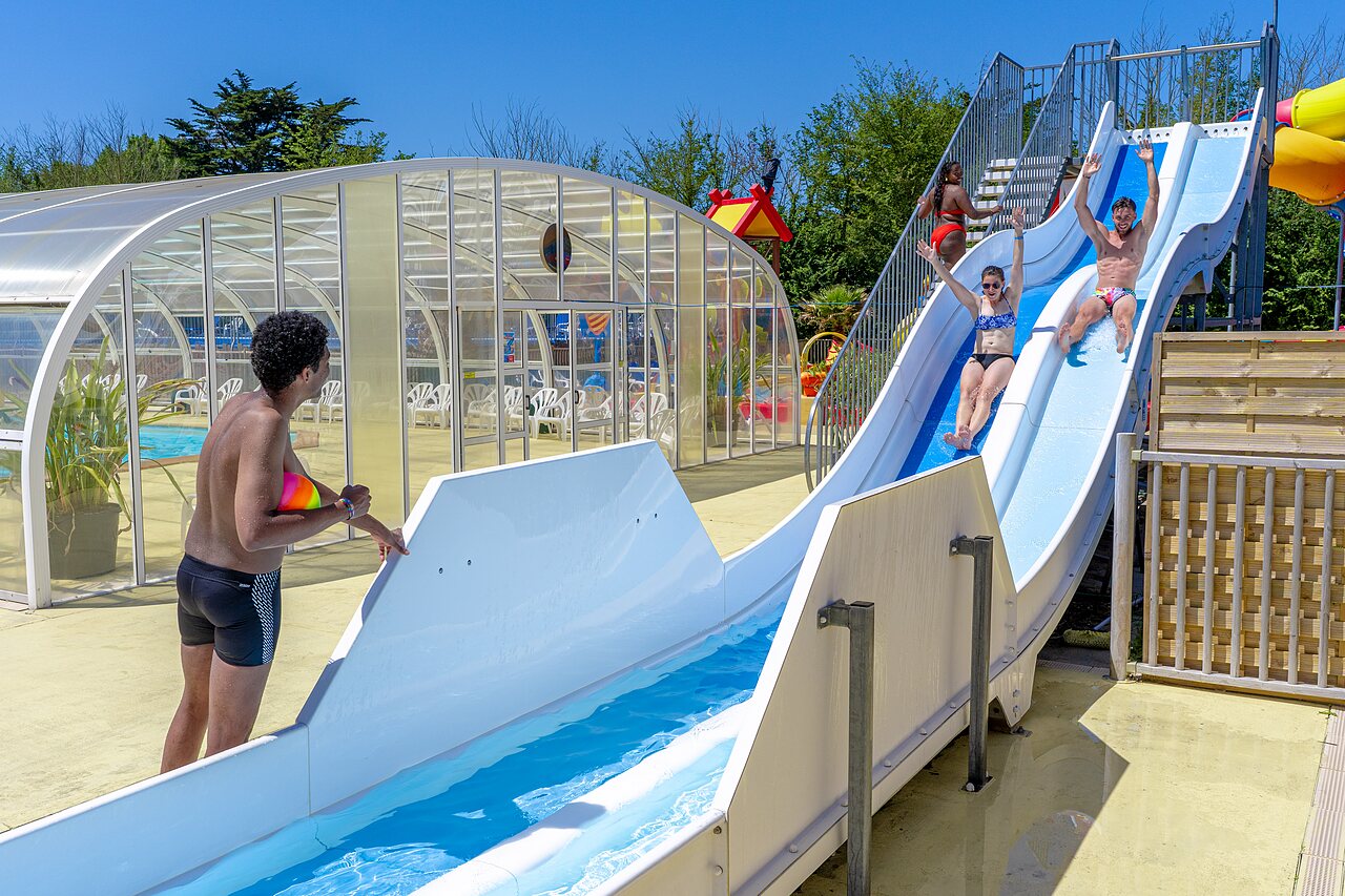 Waterglijbanen en overdekt zwembad op camping CAPFUN Golf in SAINT JEAN DE LA RIVIERE.