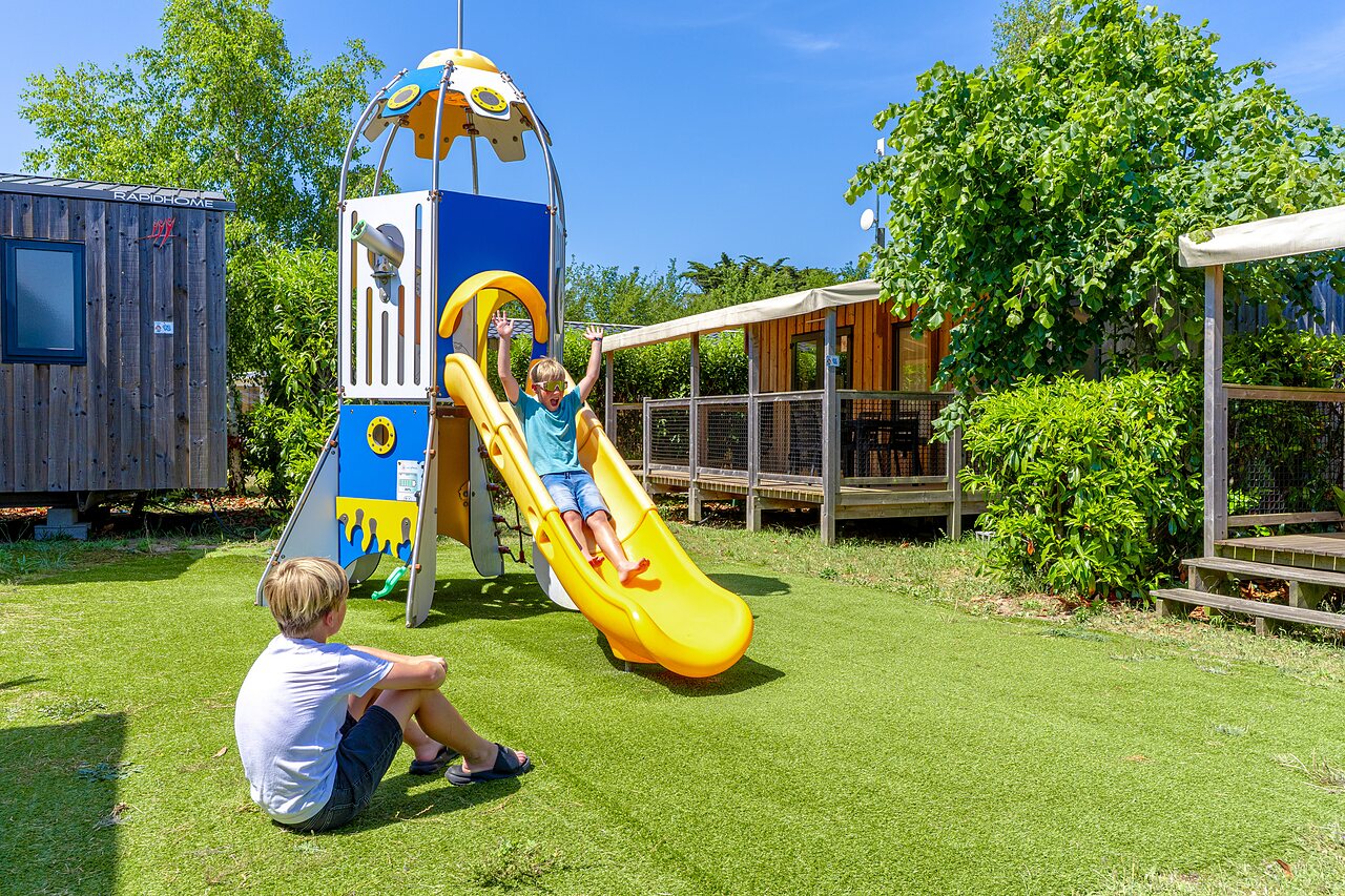 Speeltuin met glijbaan op camping CAPFUN Golf in SAINT JEAN DE LA RIVIERE (50).