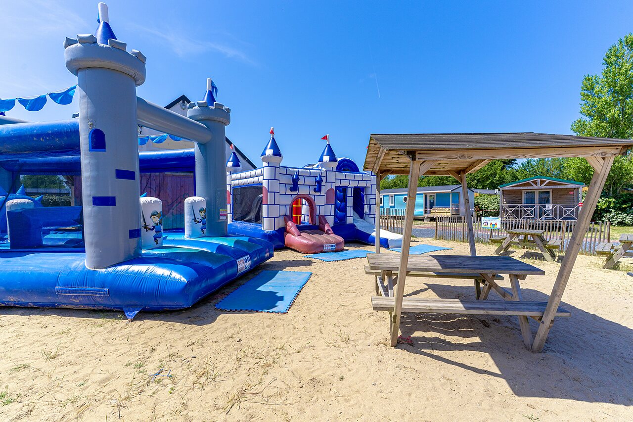 Opblaasbare speeltoestellen voor kinderen op camping CAPFUN Golf in SAINT JEAN DE LA RIVIERE (50).