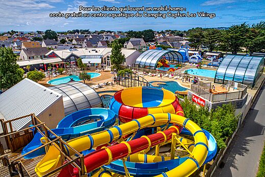 Kleurrijke waterglijbanen en buitenzwembaden op camping CAPFUN Golf in SAINT JEAN DE LA RIVIERE (50).