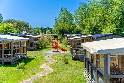 Stacaravans en speeltuin op camping CAPFUN Golf, SAINT JEAN DE LA RIVIERE (50).