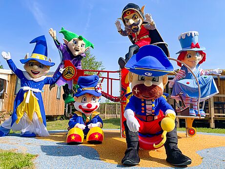 Kleurrijke mascottes en animatiefiguren op een speeltuin bij camping CAPFUN Golf in SAINT JEAN DE LA RIVIERE (50).