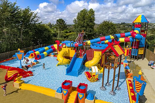 Waterpark, kleurrijke glijbanen en waterspellen op camping CAPFUN Golf in SAINT JEAN DE LA RIVIERE (50).