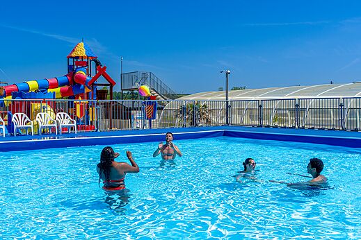 Buitenzwembad en waterspeeltuin op camping CAPFUN Golf in SAINT JEAN DE LA RIVIERE (50).