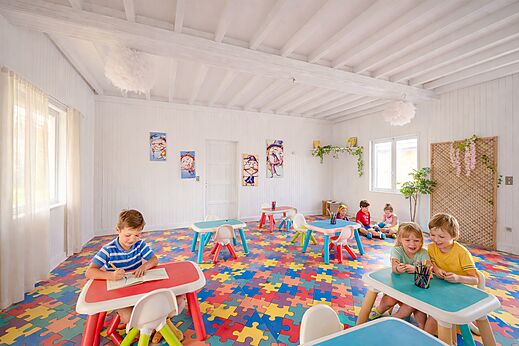 Binnenspeeltuin voor kinderen op camping CAPFUN Golf in SAINT JEAN DE LA RIVIERE.
