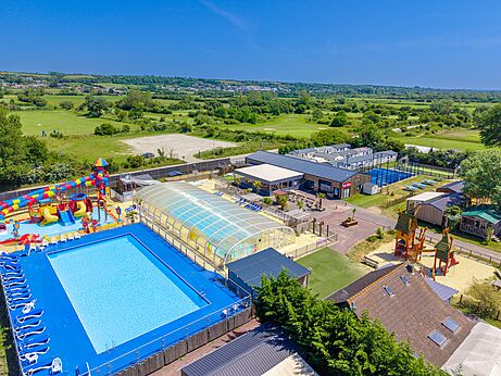 Zwembaden, glijbanen en waterspellen op CAPFUN Golf camping in SAINT JEAN DE LA RIVIERE