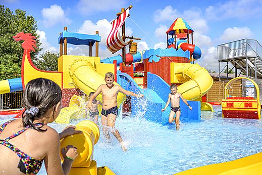 Waterglijbanen en waterspellen voor kinderen op camping CAPFUN Golf in SAINT JEAN DE LA RIVIERE (50).