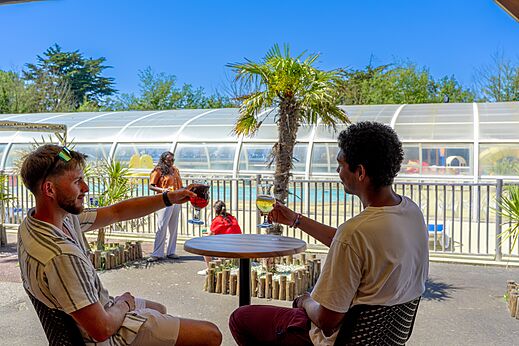 Gasten proosten aan de bar, CAPFUN Golf, SAINT JEAN DE LA RIVIERE (50).