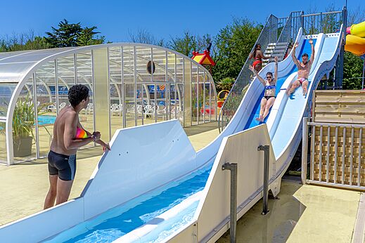 Waterglijbanen en overdekt zwembad op camping CAPFUN Golf in SAINT JEAN DE LA RIVIERE.