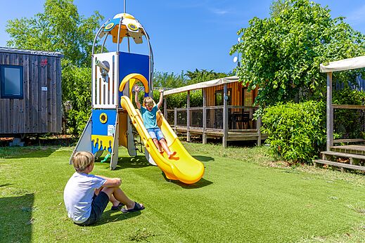 Speeltuin met glijbaan op camping CAPFUN Golf in SAINT JEAN DE LA RIVIERE (50).