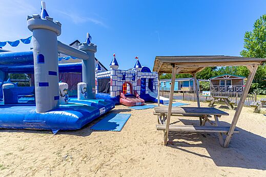Opblaasbare speeltoestellen voor kinderen op camping CAPFUN Golf in SAINT JEAN DE LA RIVIERE (50).