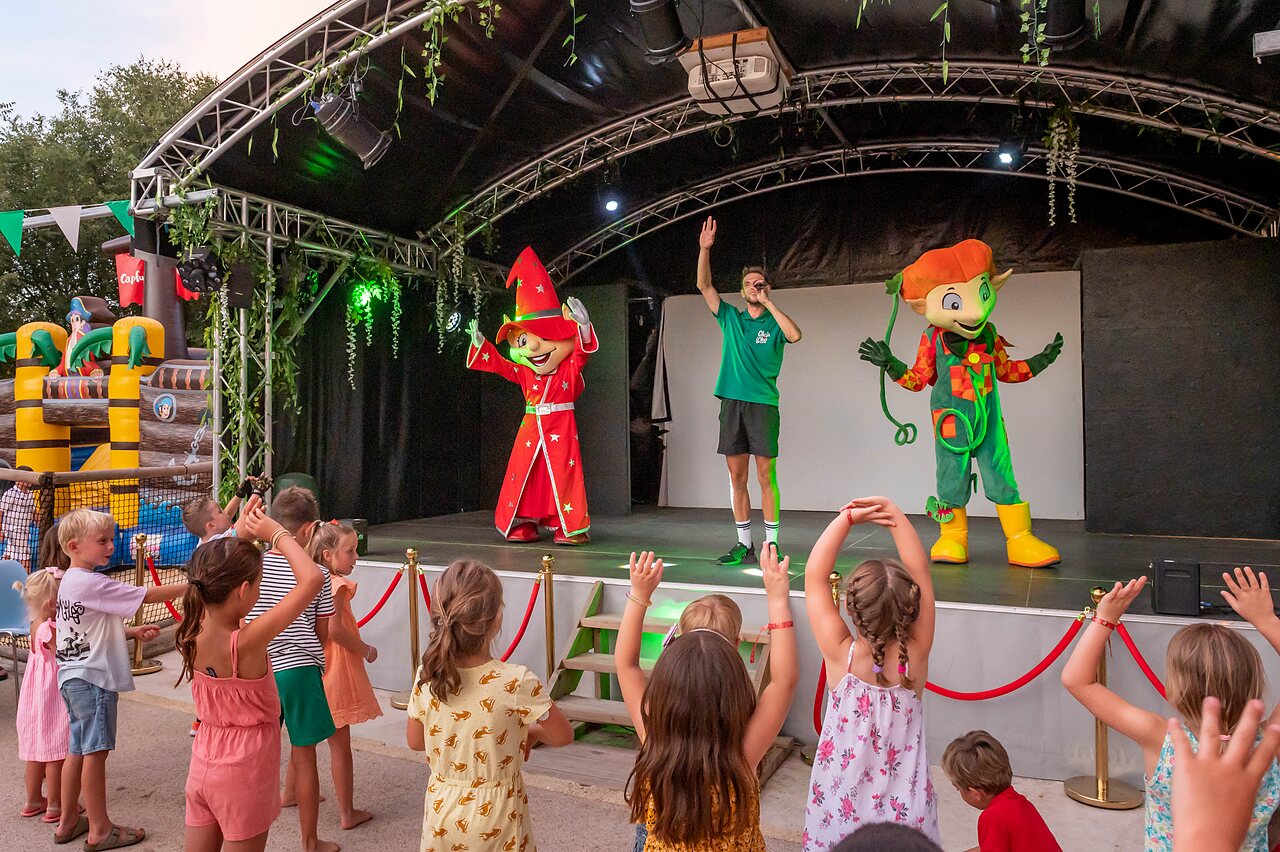 Mascotte show en kinderen op camping CLICOCHIC Gorges du Gardon in VERS PONT DU GARD (30).