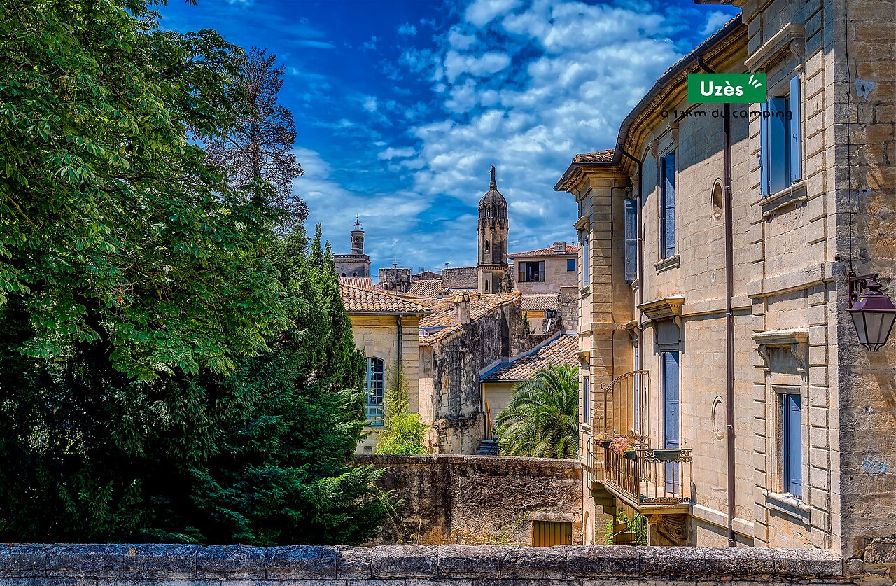 Historische stad Uz�s met daken en toren, te bezoeken nabij de Gard.