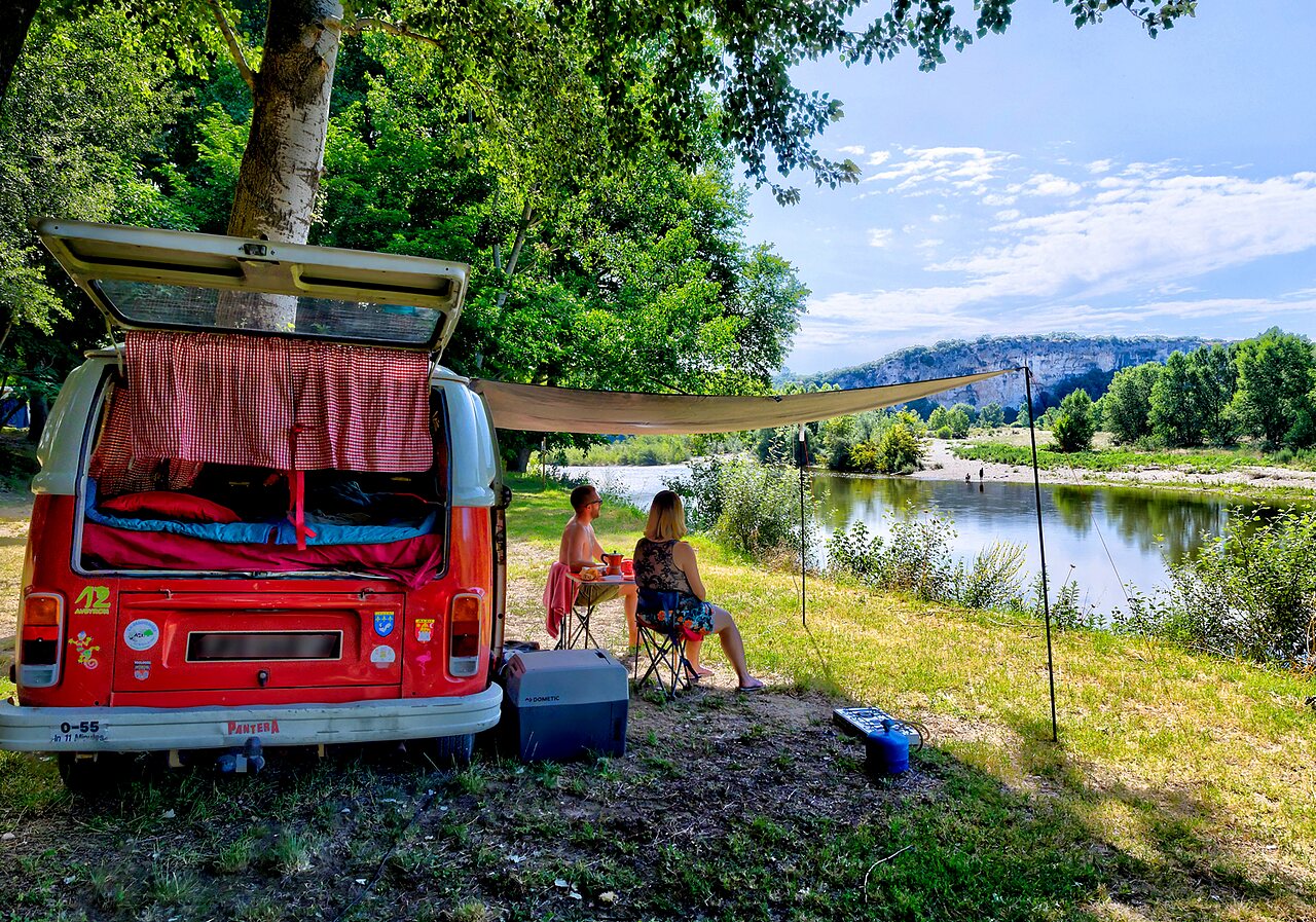 Vintage campervan, stel, rivier, op camping CLICOCHIC Gorges du Gardon in VERS PONT DU GARD (30).