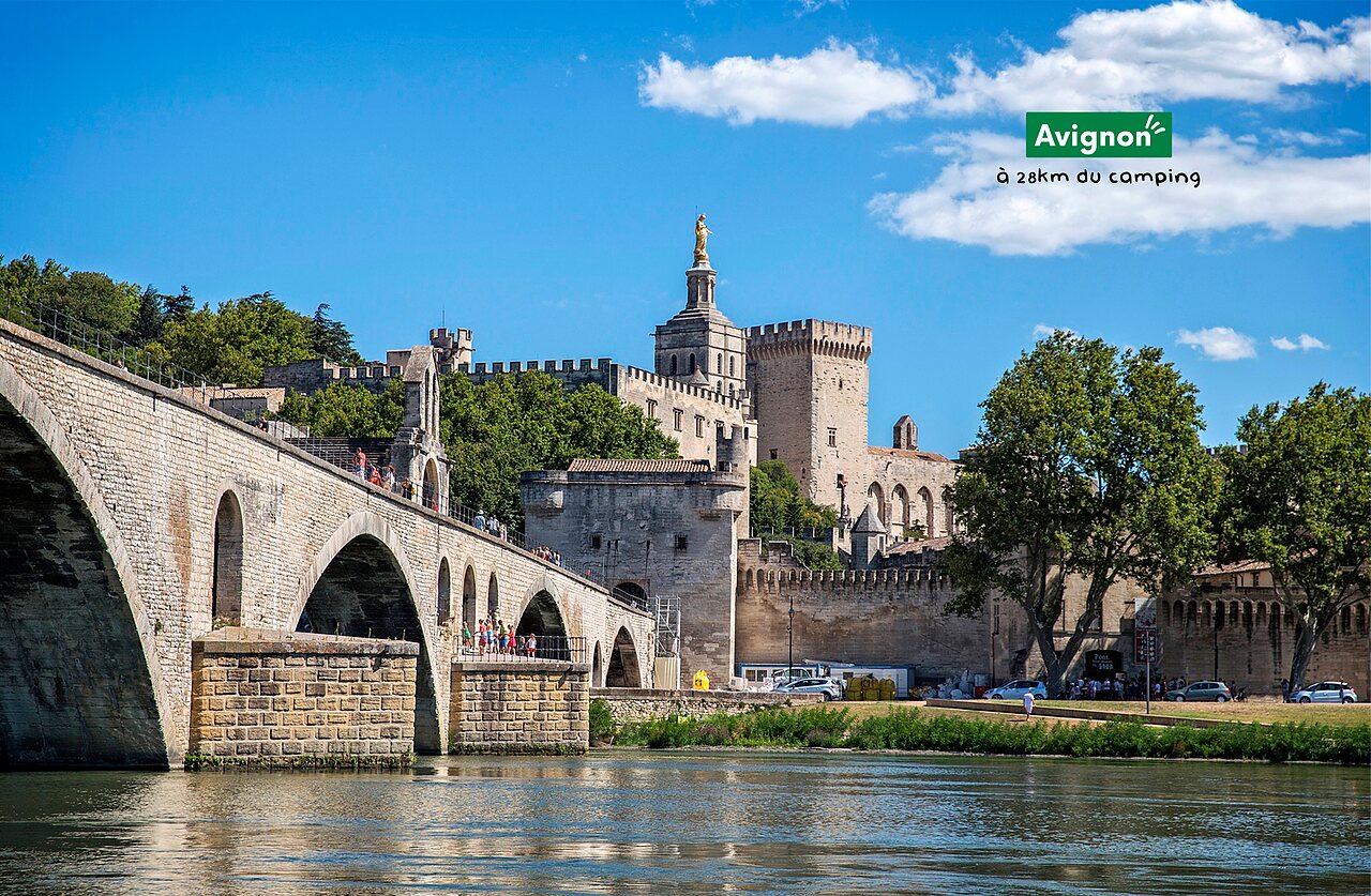 Pont Saint-B�n�zet en Pausenpaleis in Avignon, bezienswaardigheid nabij de camping.
