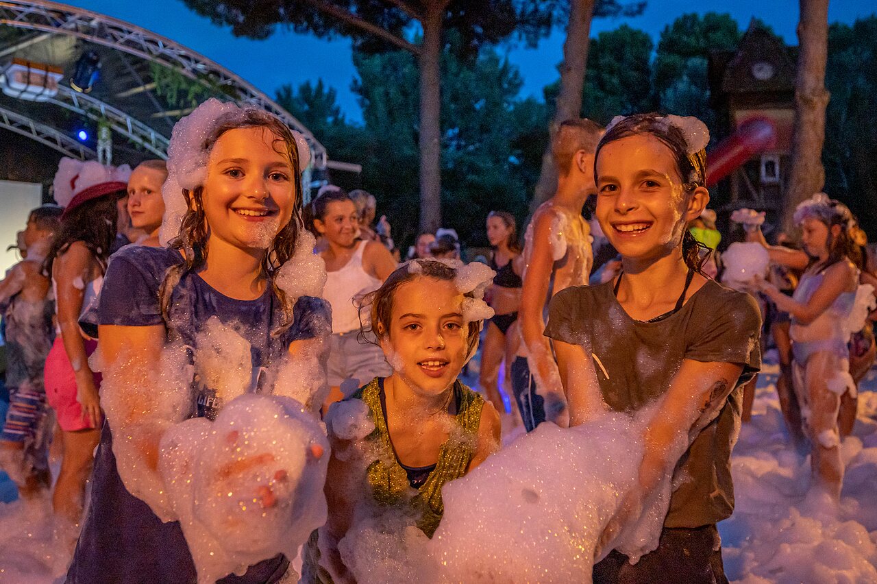 Blije kinderen op het schuimfeest van camping CLICOCHIC Gorges du Gardon (30).