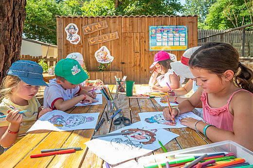 Mini Club kinderen, kleuractiviteit, camping CLICOCHIC Gorges du Gardon.