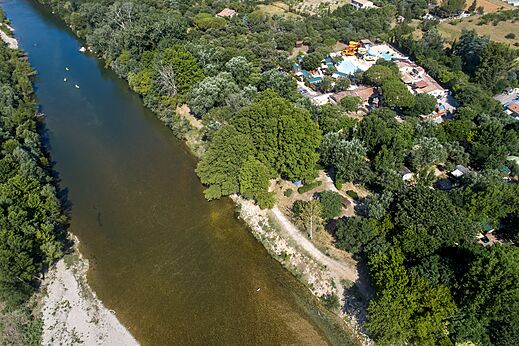 Luchtfoto rivier, kajaks, camping CLICOCHIC Gorges du Gardon in VERS PONT DU GARD.