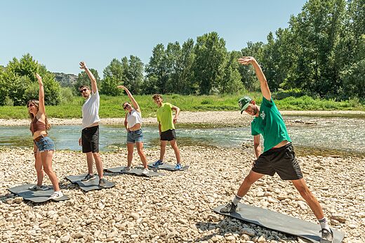 Groeps-stretching op camping CLICOCHIC Gorges du Gardon in VERS PONT DU GARD.