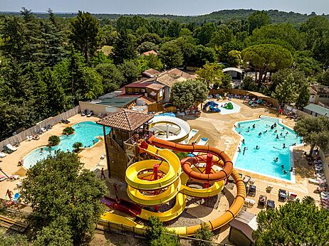 Gigantische waterglijbanen en levendige buitenzwembaden op camping CLICOCHIC Gorges du Gardon in VERS PONT DU GARD (30).