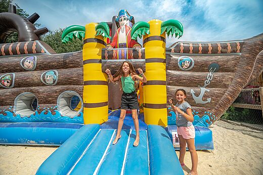 Opblaasbaar piratenschip spel voor kinderen op camping CLICOCHIC Gorges du Gardon.