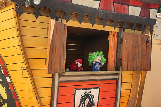 Poppentheater op houten podium voor kinderen op camping CLICOCHIC Gorges du Gardon in VERS PONT DU GARD (30).
