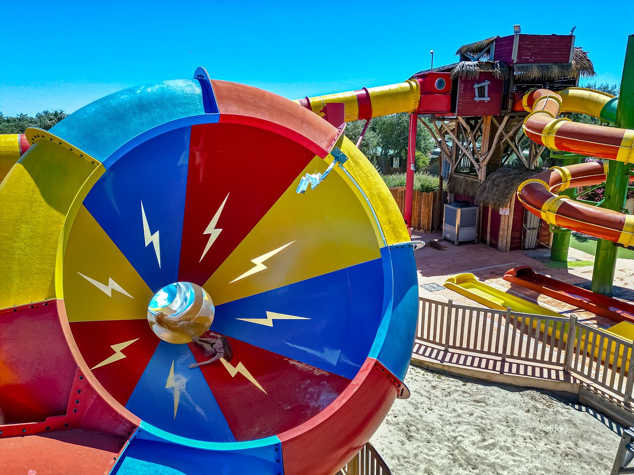 Reusachtige meerkleurige waterglijbaan en trechter op camping CAPFUN Grande Cosse in Saint Pierre la Mer (11).