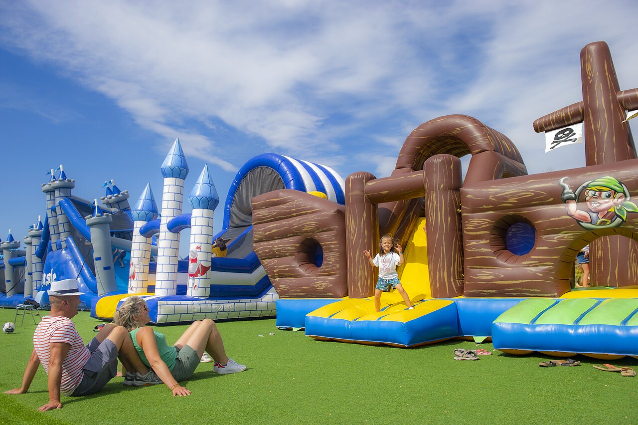 Gigantische opblaasbare structuren, kasteel en piratenschip, op camping CAPFUN Grande Cosse in Saint Pierre la Mer.