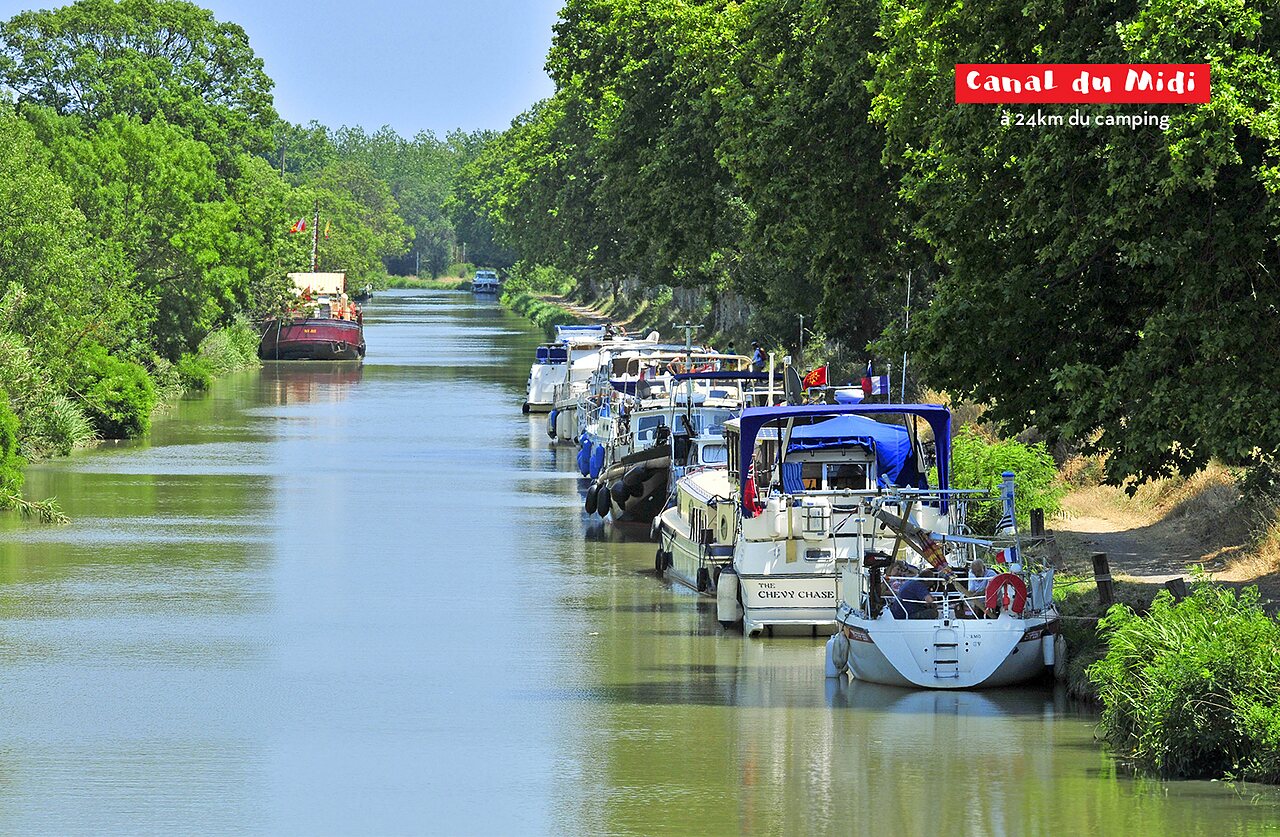 Canal du Midi met aangemeerde boten, toeristische plek nabij Saint Pierre la Mer.