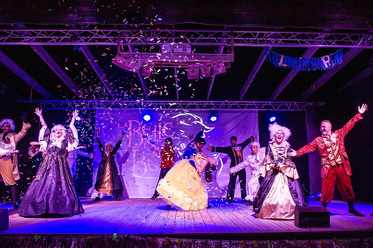 Verklede animatieshow, confetti, camping CAPFUN Grande Cosse Saint Pierre la Mer.