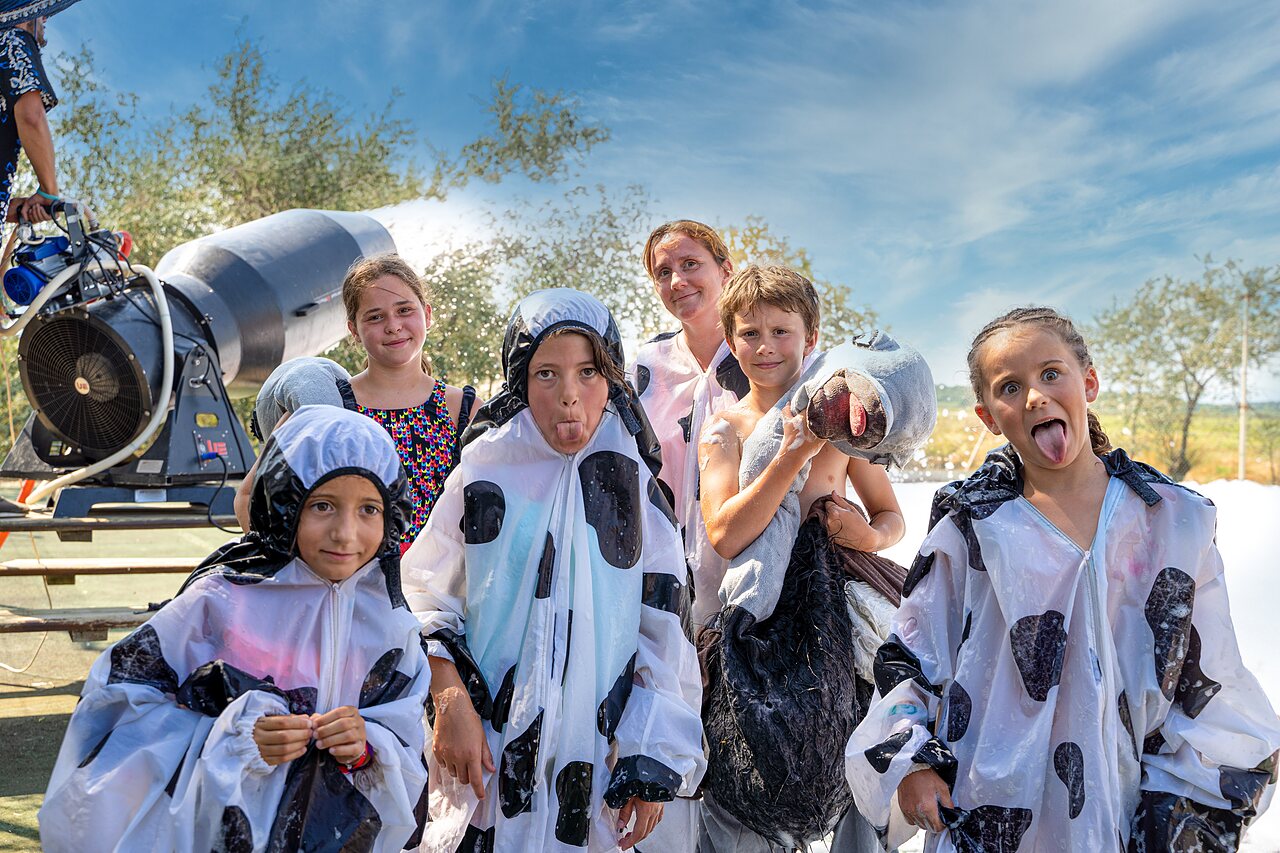 Schuimfeest, kinderen verkleed als koeien, camping CAPFUN Grande Cosse.