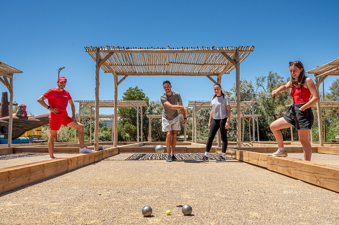Schaduwrijke jeu de boules op camping CAPFUN Grande Cosse in Saint Pierre la Mer (11).