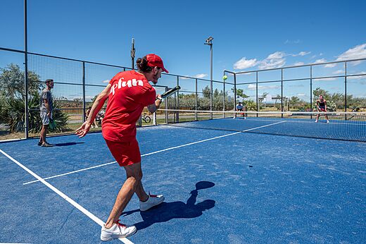 Padel, spelers op camping CAPFUN Grande Cosse in Saint Pierre la Mer (11).