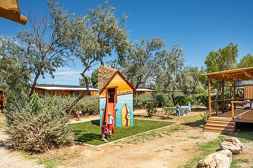 Speelhuisje met glijbaan op camping CAPFUN Grande Cosse in Saint Pierre la Mer.