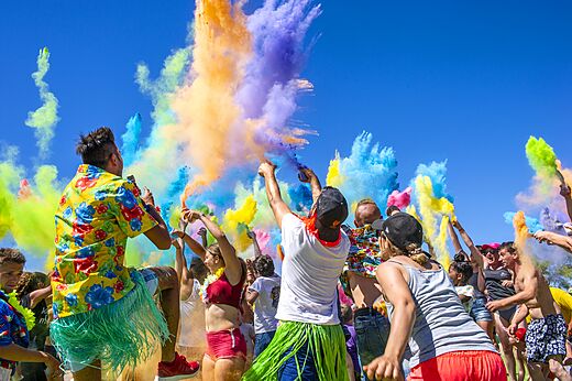 Feestelijke animatie, kleurrijke sfeer op camping CAPFUN Grande Cosse in Saint Pierre la Mer (11).