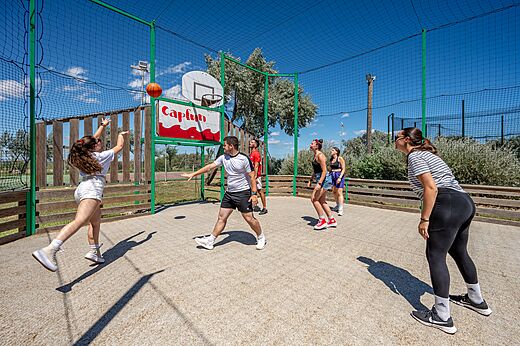Buiten basketbalveld op camping CAPFUN Grande Cosse in Saint Pierre la Mer.
