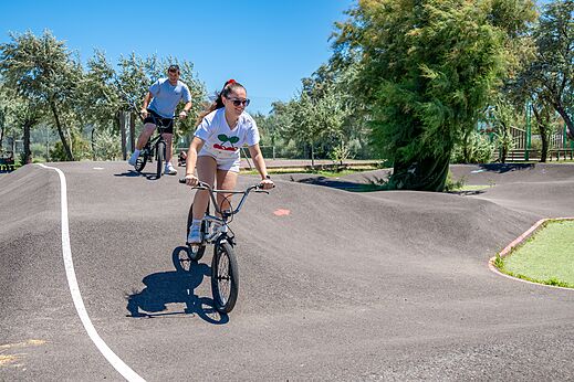 Pumptrackbaan met twee fietsende personen op camping CAPFUN Grande Cosse in Saint Pierre la Mer (11).