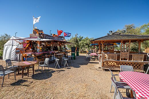 Buitenpizzeria en eethoek met tafels op camping CAPFUN Grande Cosse in Saint Pierre la Mer (11).