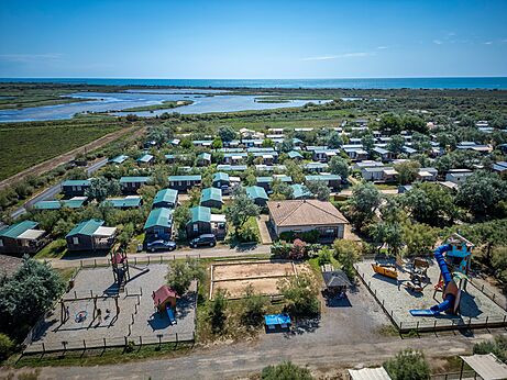 Luchtfoto camping, stacaravans, speeltuinen, zee bij camping CAPFUN Grande Cosse in Saint Pierre la Mer (11).
