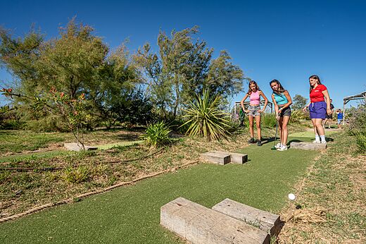 Buiten minigolf op camping CAPFUN Grande Cosse in Saint Pierre la Mer.