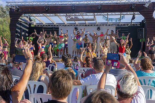 Animatievoorstelling op podium met artiesten en publiek op camping CAPFUN Grande Cosse in Saint Pierre la Mer (11).