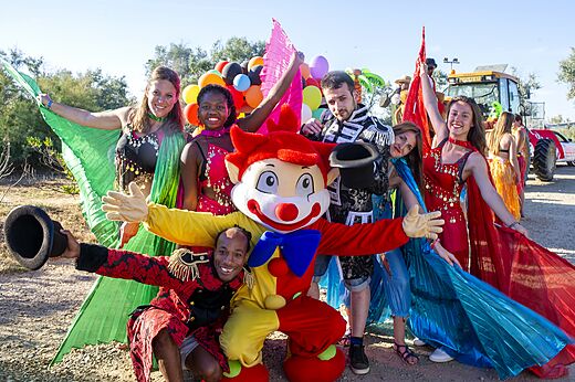 Mascotte en verklede animators op camping CAPFUN Grande Cosse in Saint Pierre la Mer (11).