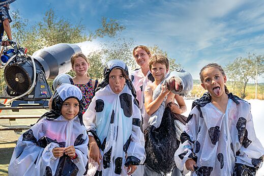 Verklede kinderen en schuimmachine voor animatie op camping CAPFUN Grande Cosse in Saint Pierre la Mer (11).