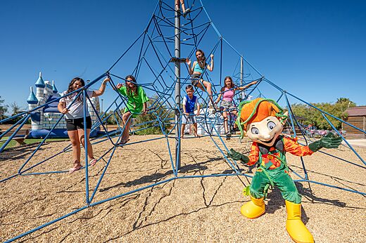 Klimtouwstructuur, kinderen en mascotte op camping CAPFUN Grande Cosse in Saint Pierre la Mer (11).
