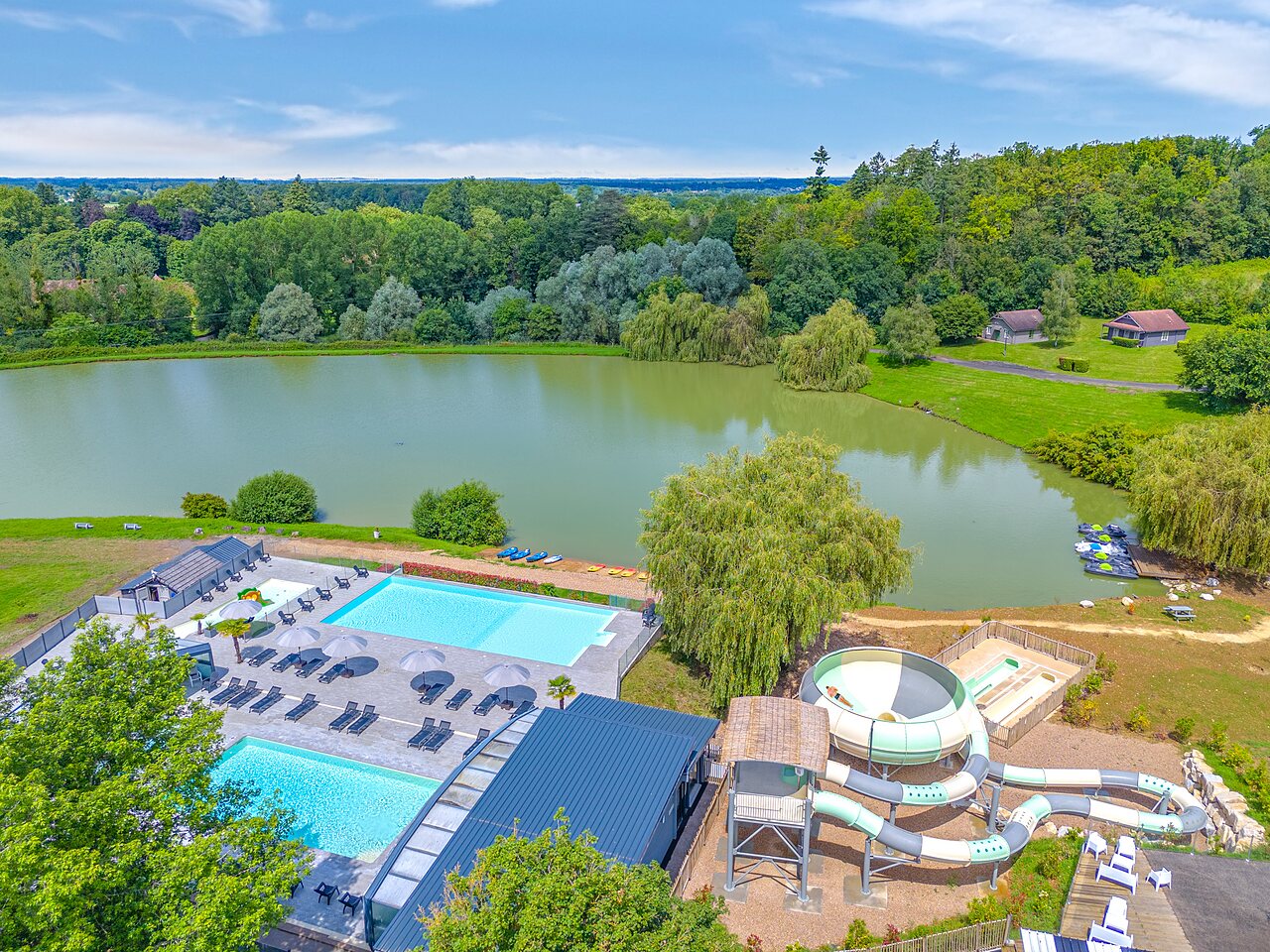 Zwembaden, waterglijbaan en meer op camping CAPFUN Grand Cerf in Gimouille (58).