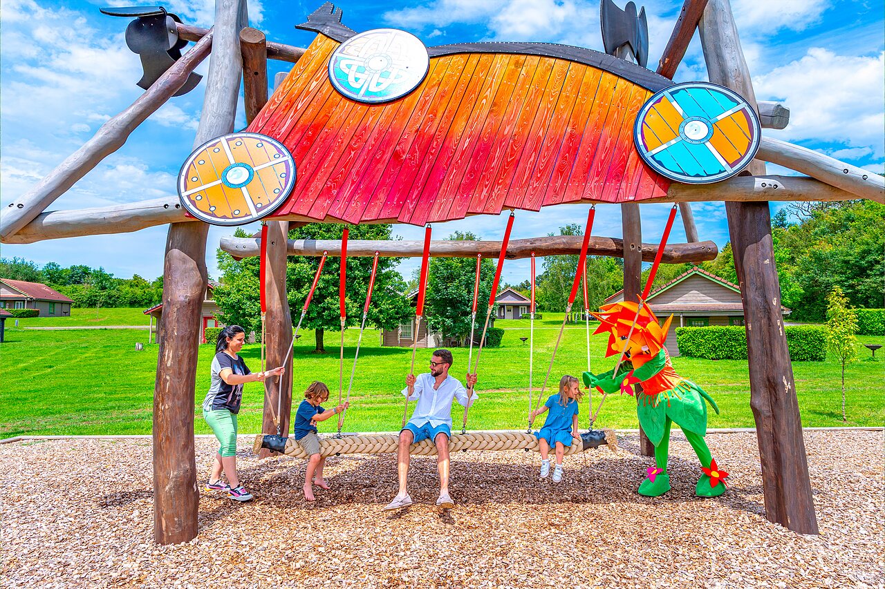 Grote themaschommel, familie en mascotte op camping CAPFUN Grand Cerf in Gimouille (58).