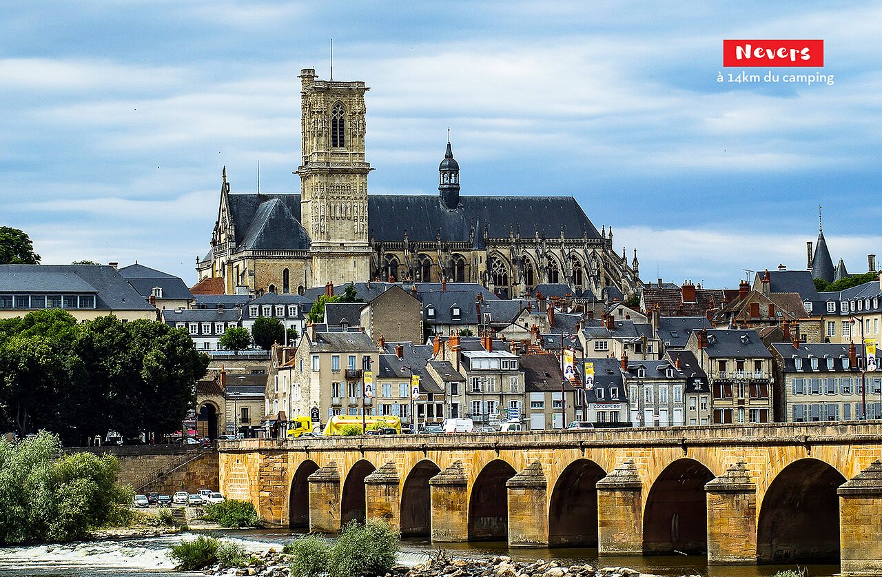 Kathedraal van Nevers en brug over de Loire, historische stad om te bezoeken.