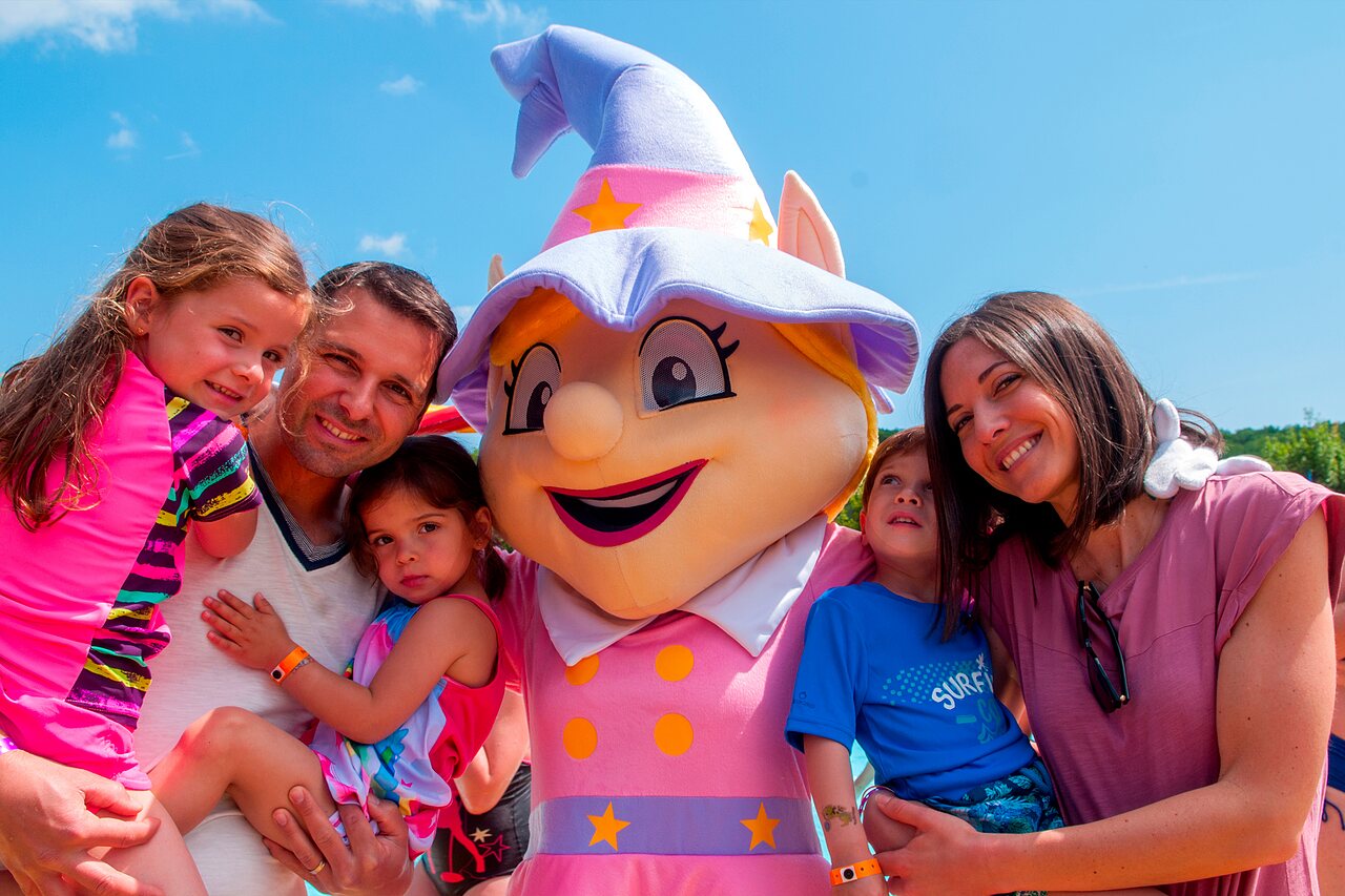 Campingmascotte met lachende familie en kinderen op CAPFUN Grand Cerf in Gimouille.