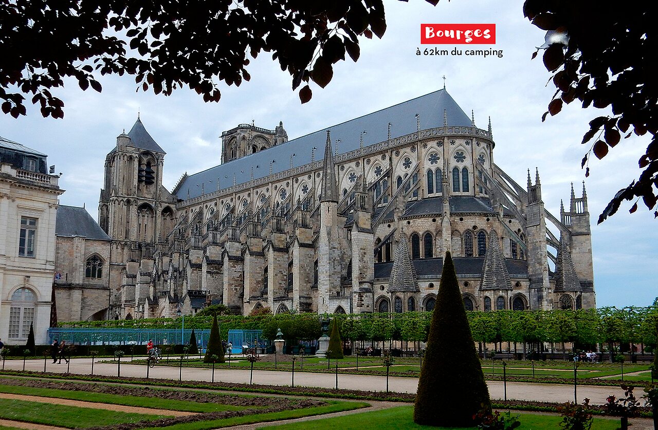 Kathedraal van Bourges, gotisch UNESCO meesterwerk, te ontdekken in de regio.